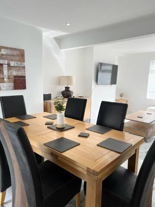 Clare Street - 3 Bedroom House With Private Parking Merthyr Tydfil Buitenkant foto