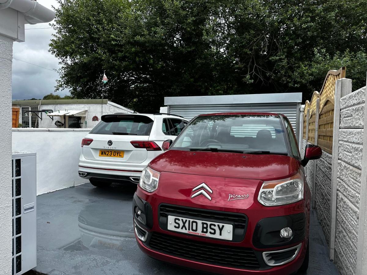 Clare Street - 3 Bedroom House With Private Parking Merthyr Tydfil Buitenkant foto